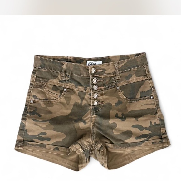 Pants - Vintage Camouflage High-Waisted Women Shorts